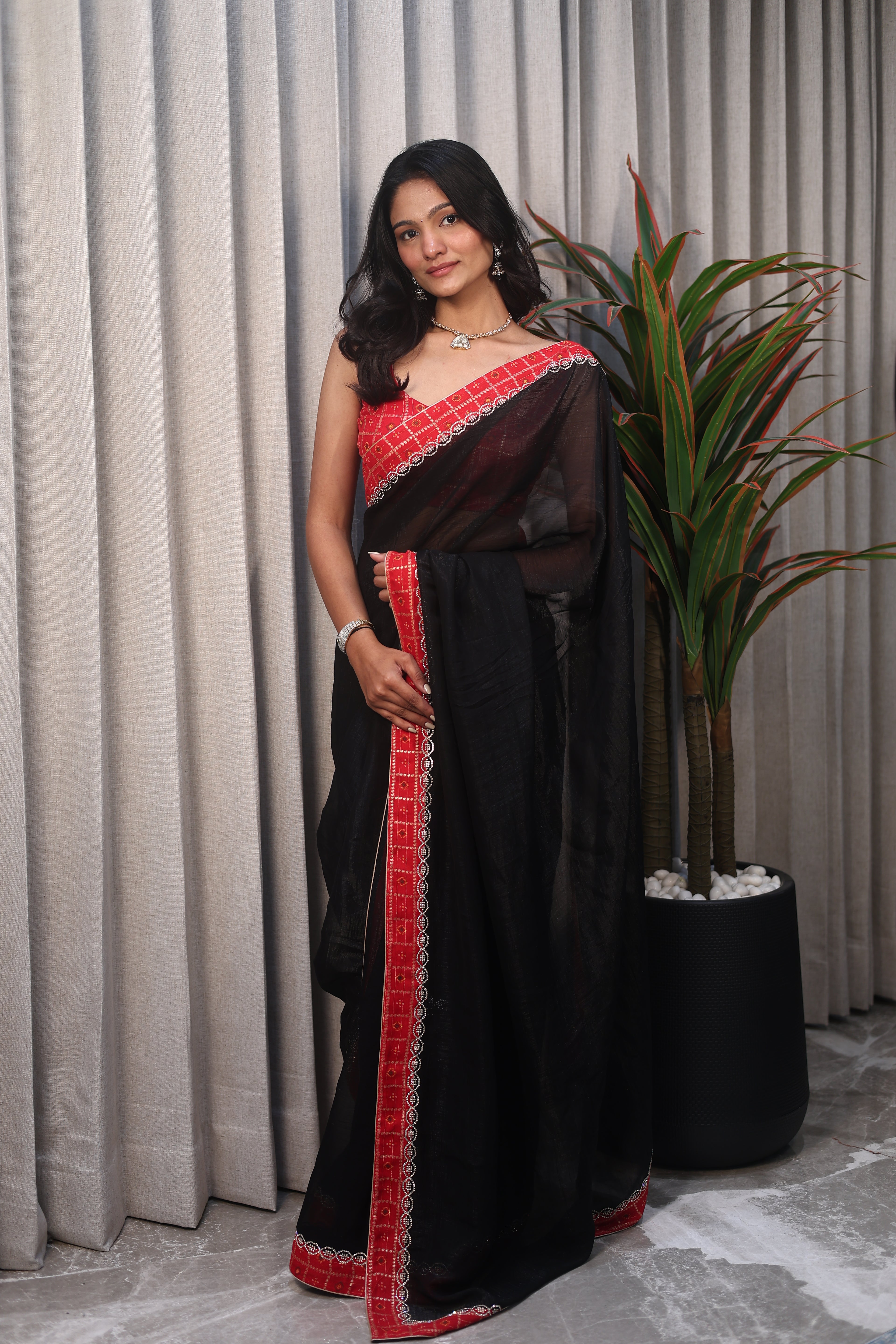 Black Linen Silk Saree with Red Bandhani Border & Foil Work Blouse – Elegant Festive & Party Wear Saree for Women