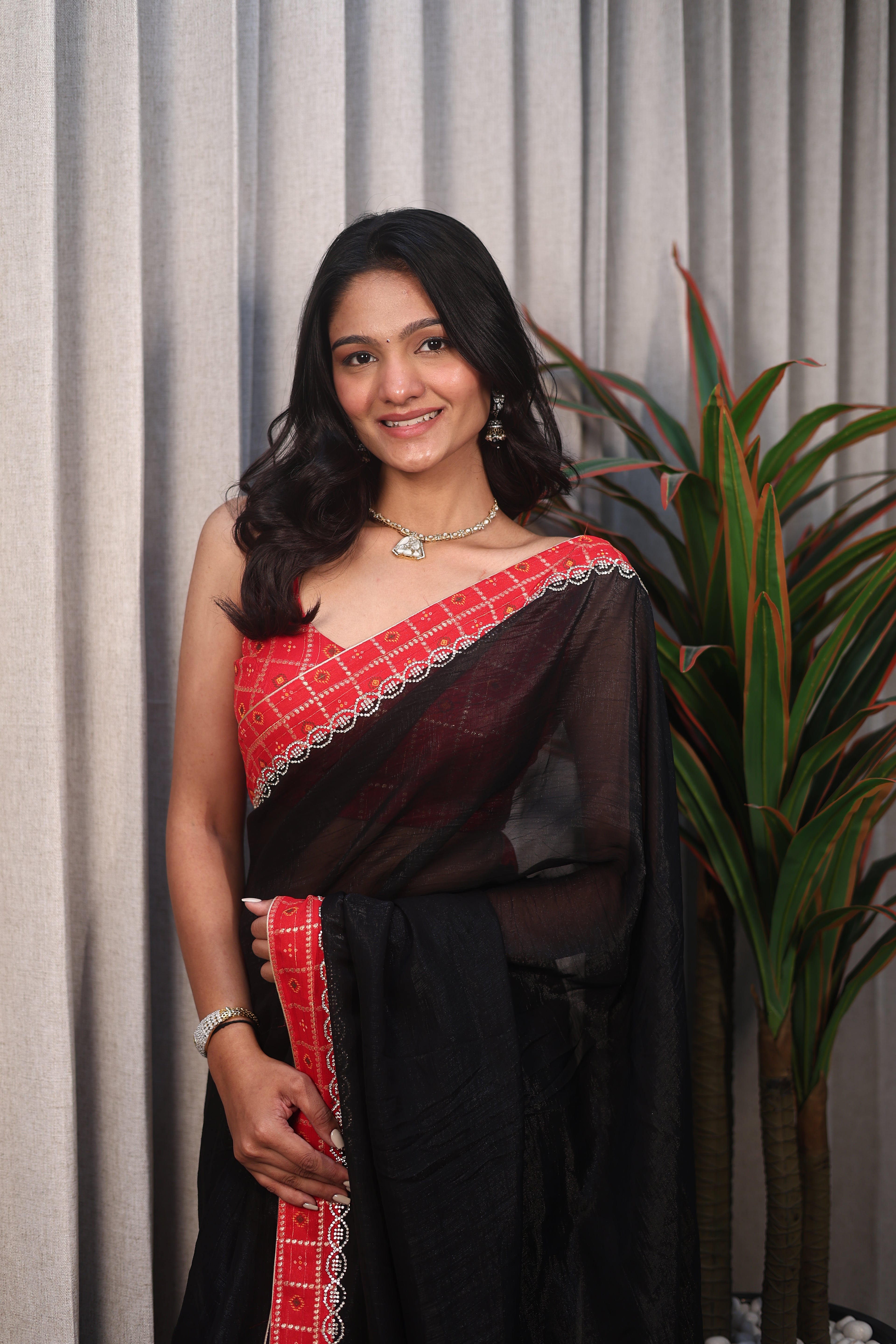 Black Linen Silk Saree with Red Bandhani Border & Foil Work Blouse – Elegant Festive & Party Wear Saree for Women