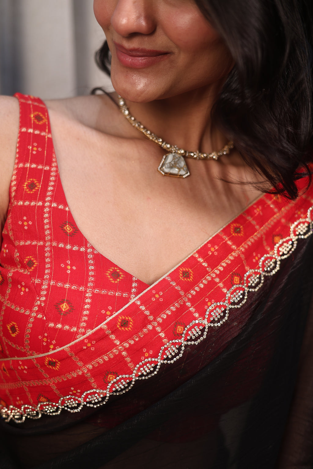 Black Linen Silk Saree with Red Bandhani Border & Foil Work Blouse – Elegant Festive & Party Wear Saree for Women