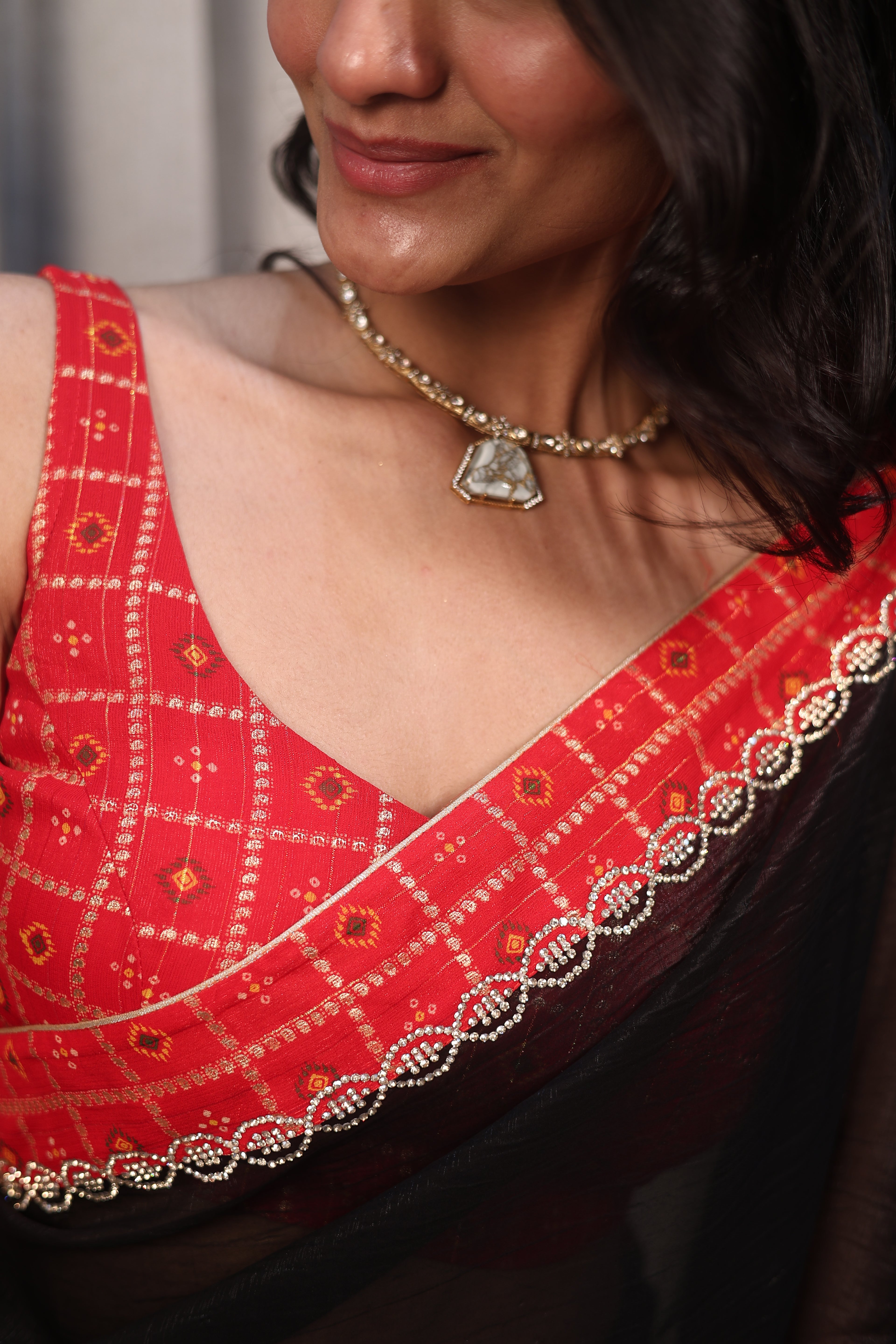 Black Linen Silk Saree with Red Bandhani Border & Foil Work Blouse – Elegant Festive & Party Wear Saree for Women