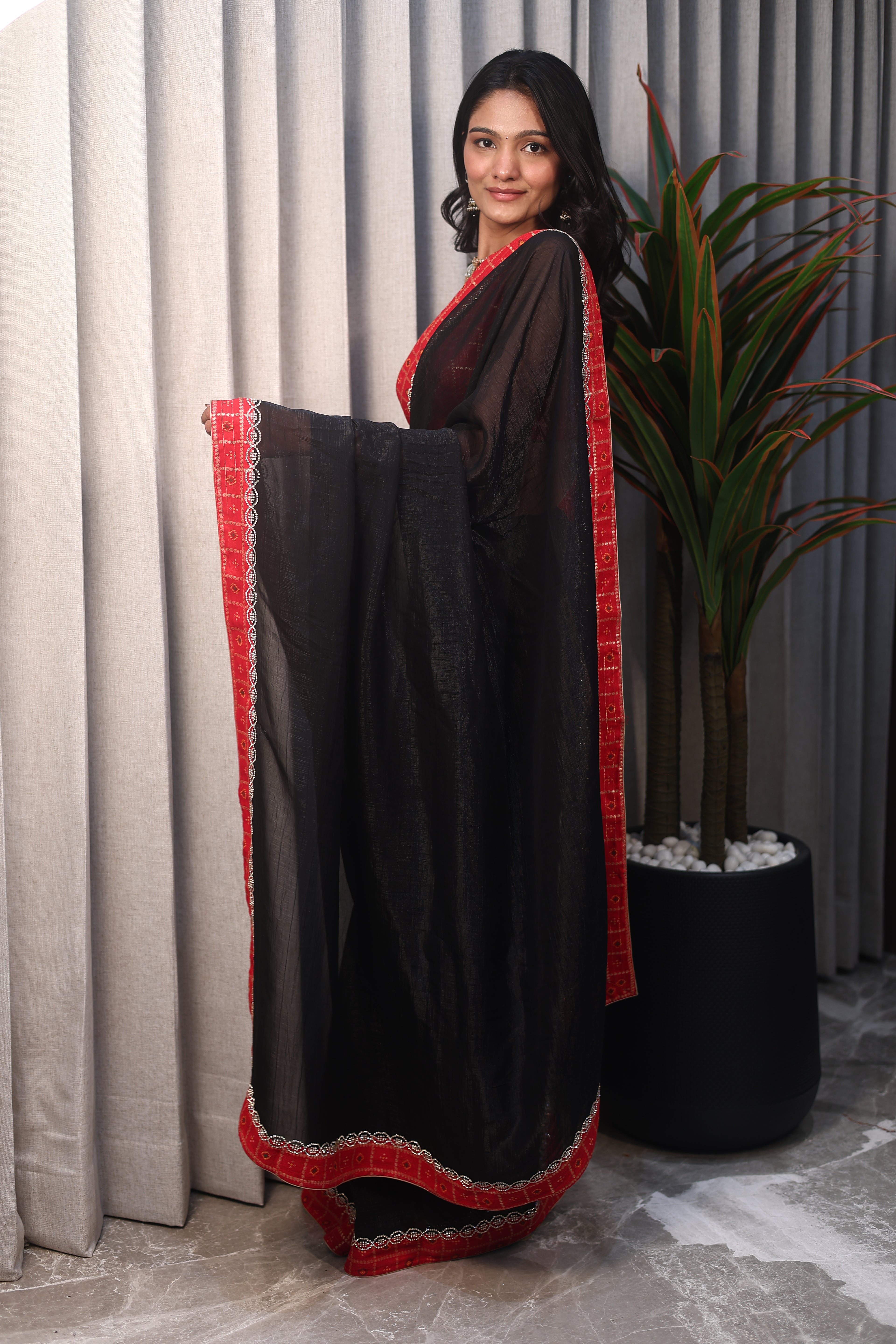Black Linen Silk Saree with Red Bandhani Border & Foil Work Blouse – Elegant Festive & Party Wear Saree for Women