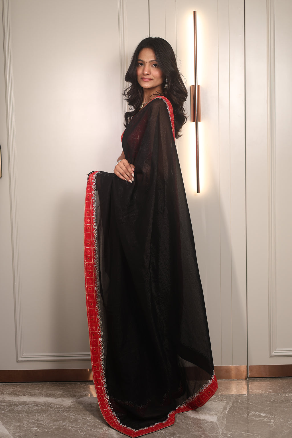 Black Linen Silk Saree with Red Bandhani Border & Foil Work Blouse – Elegant Festive & Party Wear Saree for Women