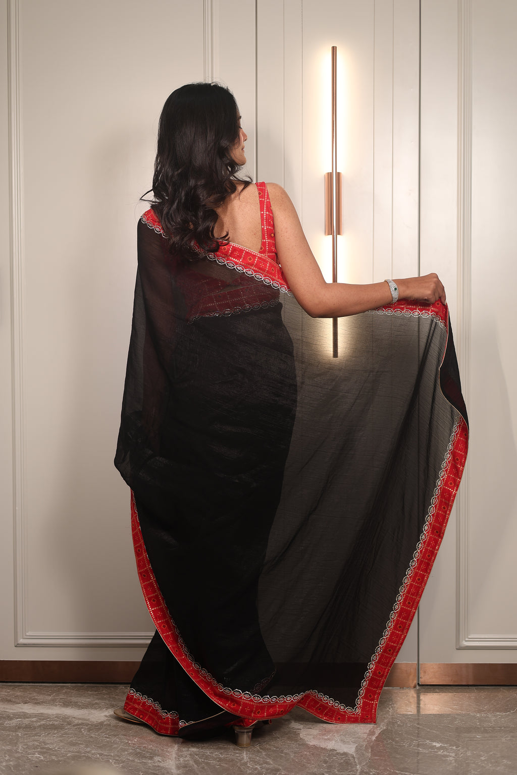 Black Linen Silk Saree with Red Bandhani Border & Foil Work Blouse – Elegant Festive & Party Wear Saree for Women