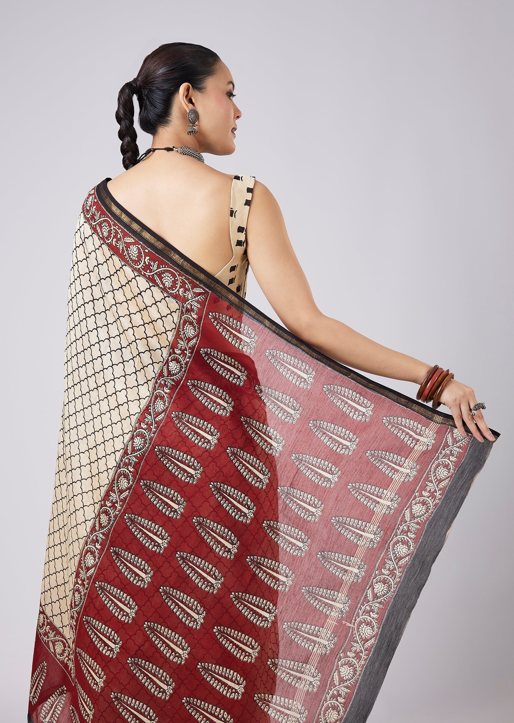Cream Colorblock Printed Saree with Unstitched Blouse